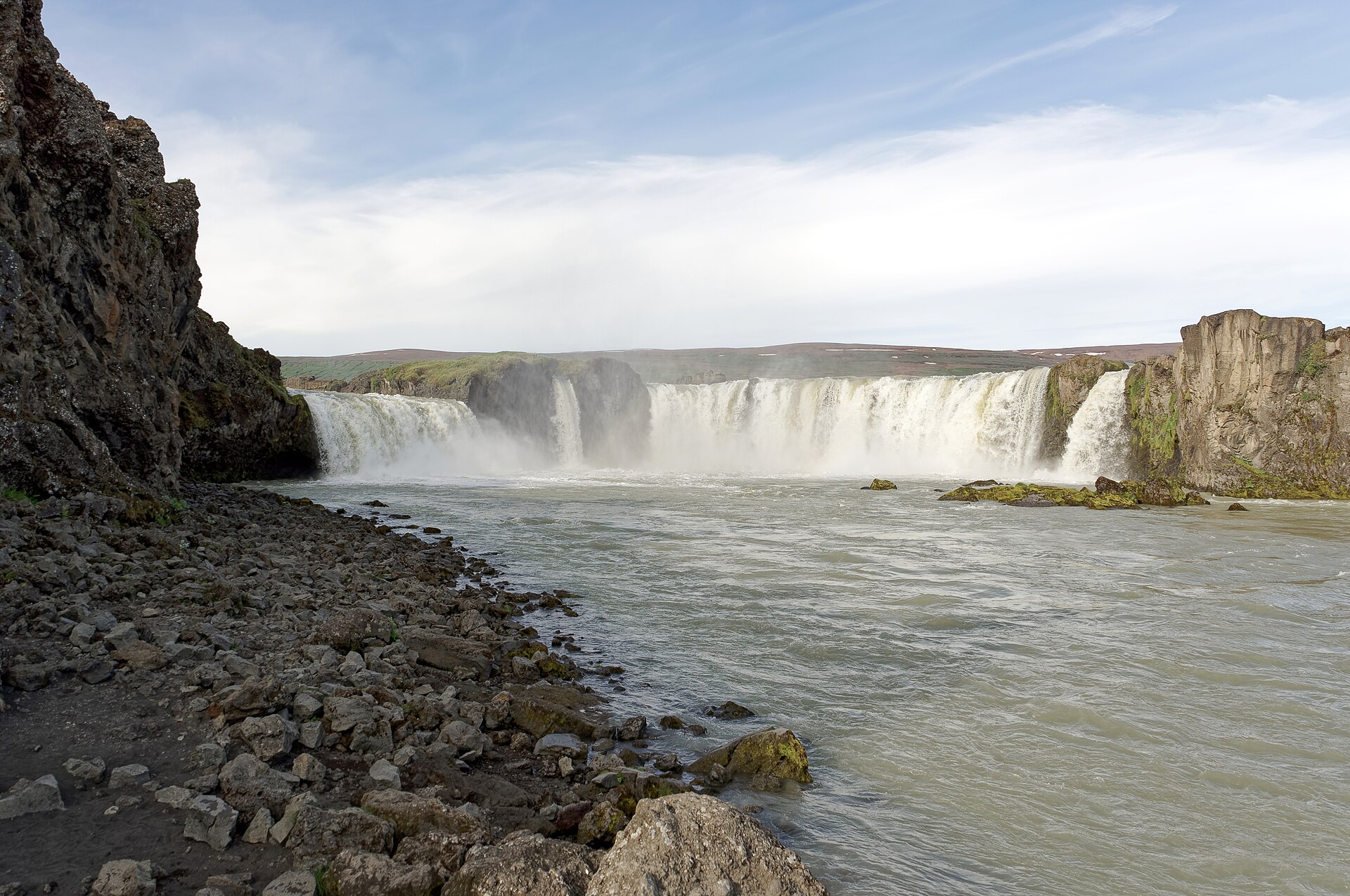夏季眾神瀑布(Goðafoss)的闊瀑與河岸實景