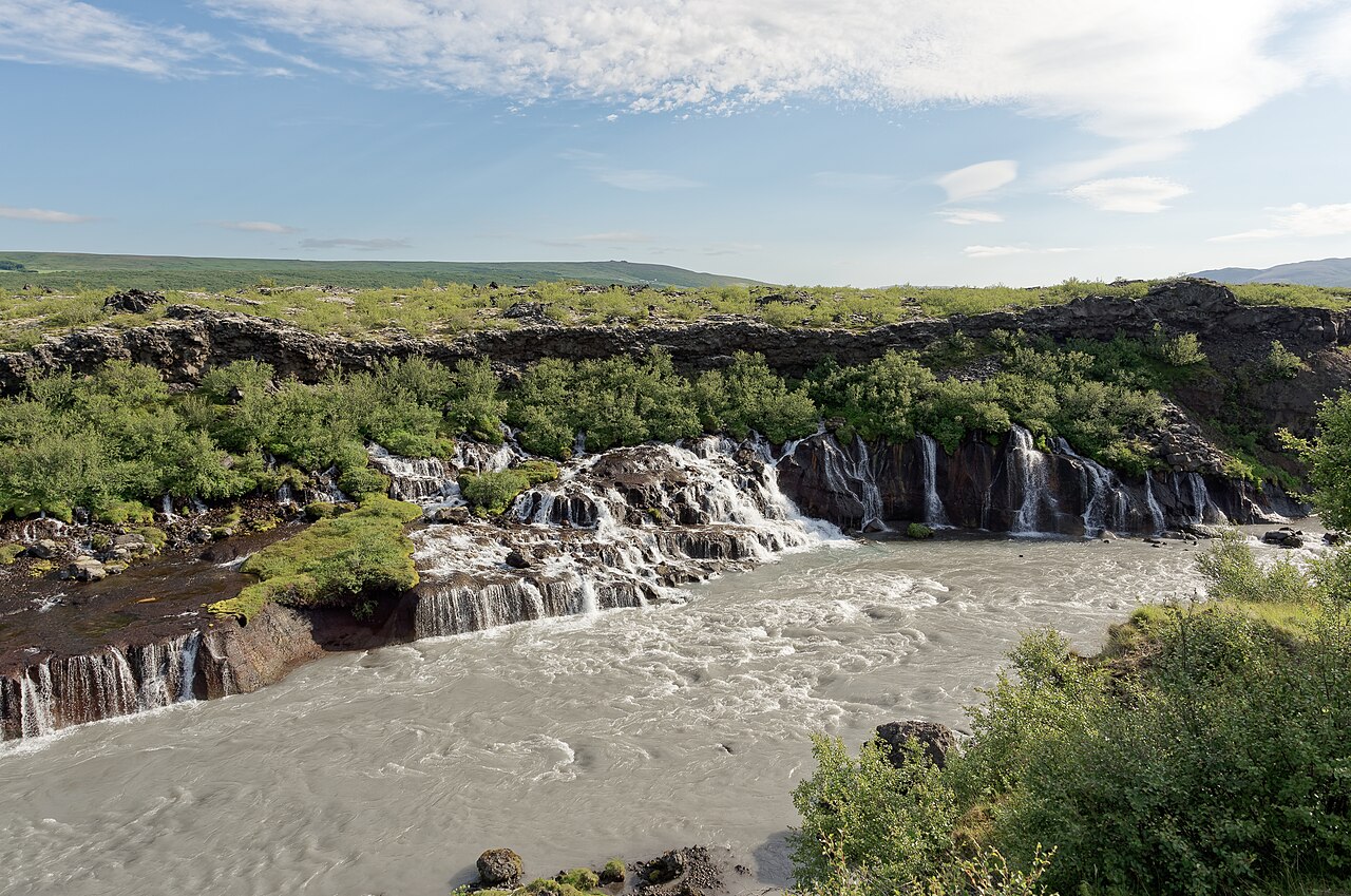 西部冰島瀑布與道路實景,展示 Fosshotel Reykholt 的住宿位置