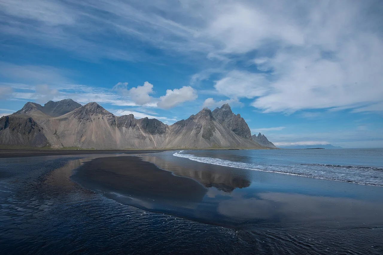 斯托克斯內斯(Stokksnes)黑沙灘與維斯特拉霍恩(Vestrahorn)山景實景;