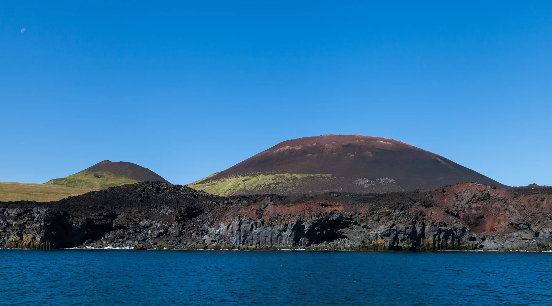 赫馬島埃爾德菲爾火山與黑色海岸實景。