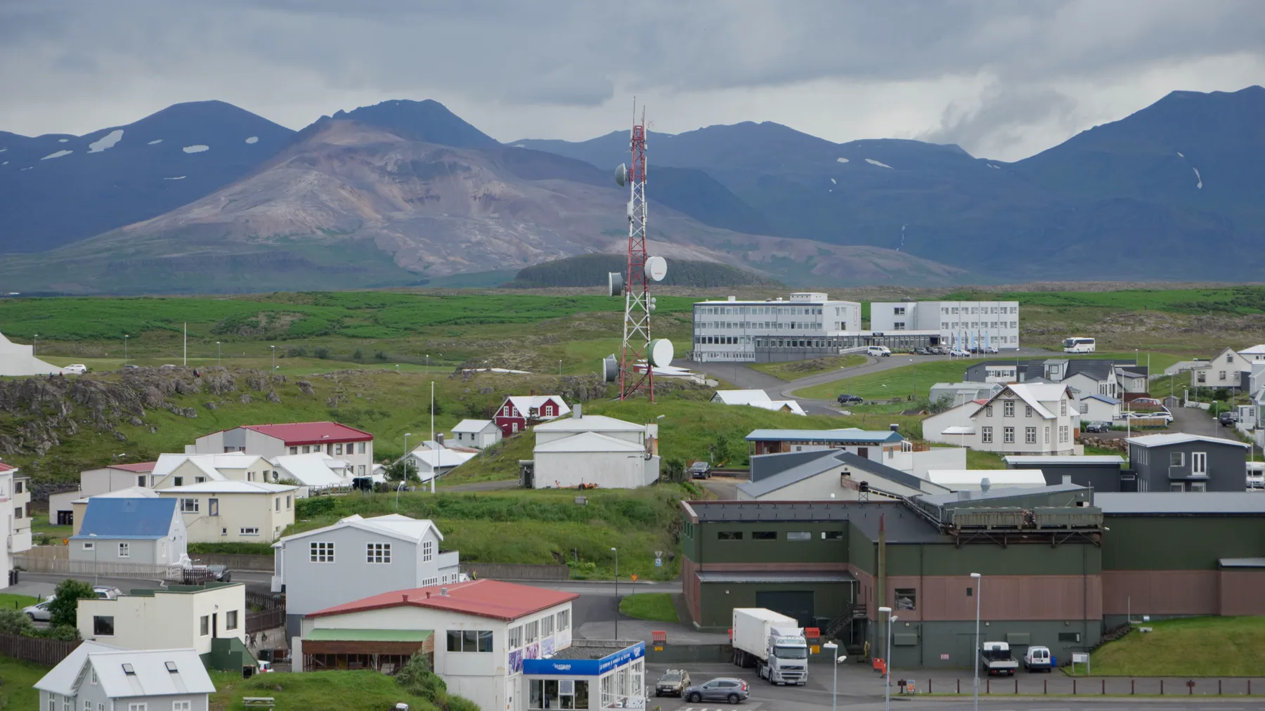 斯蒂基斯霍爾米小鎮、山地與通訊塔實景。