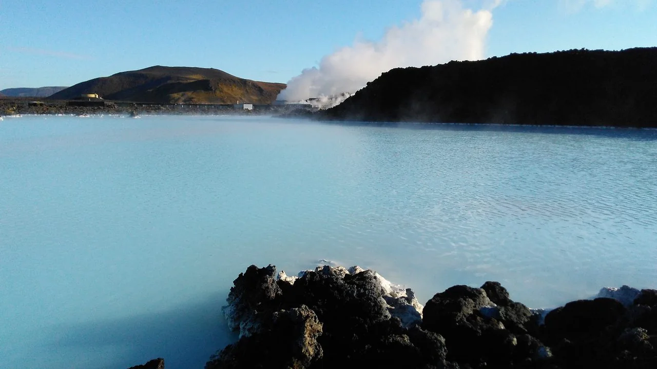 藍湖火山熔岩與地熱水實景;用於理解 The Retreat 的環境位置