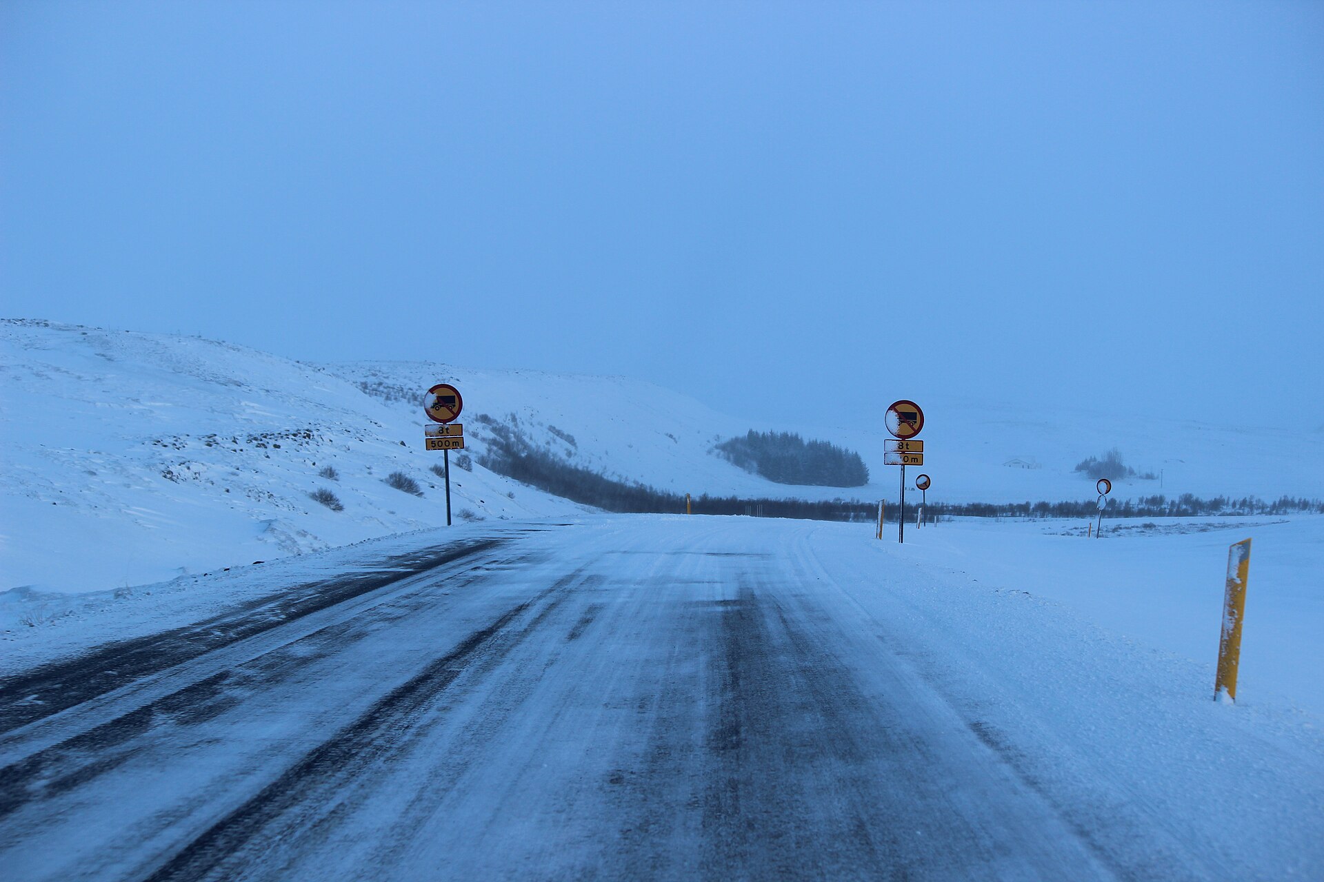 冰島冬季一號公路積雪道路與遠方地形的實景