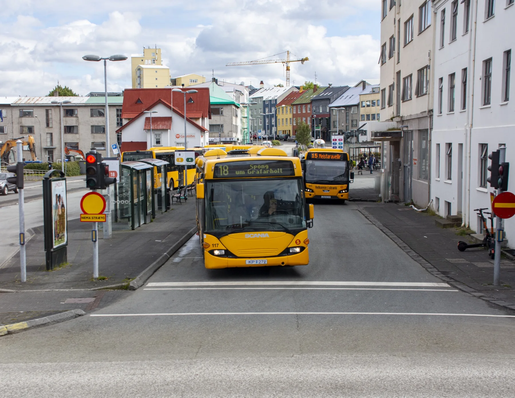 雷克雅未克街道上的黃色 Strætó 市區巴士與巴士站實景。